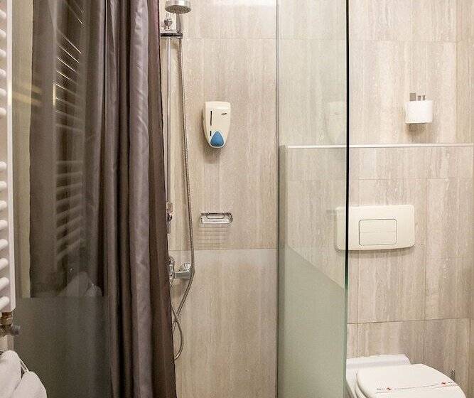 חדר סטנדרט, Niky