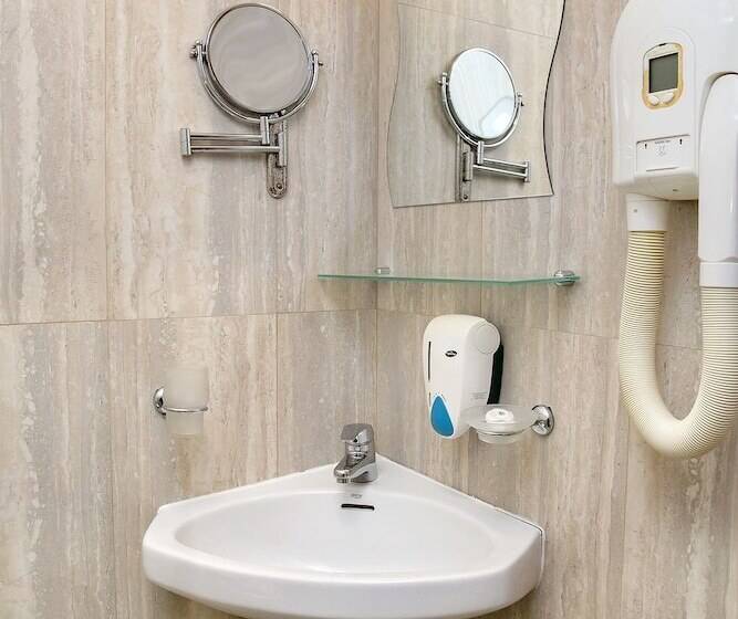 חדר סטנדרט, Niky