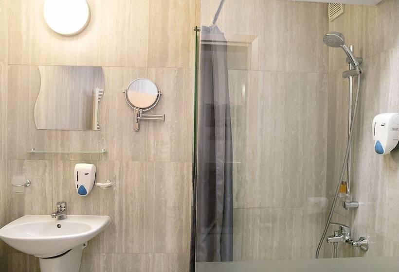 חדר סטנדרט, Niky