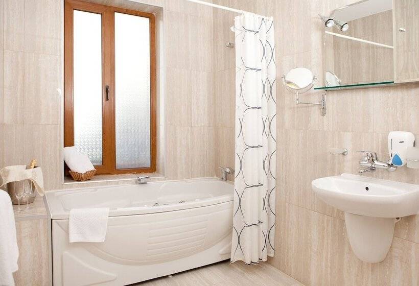 דירת חדר, Niky