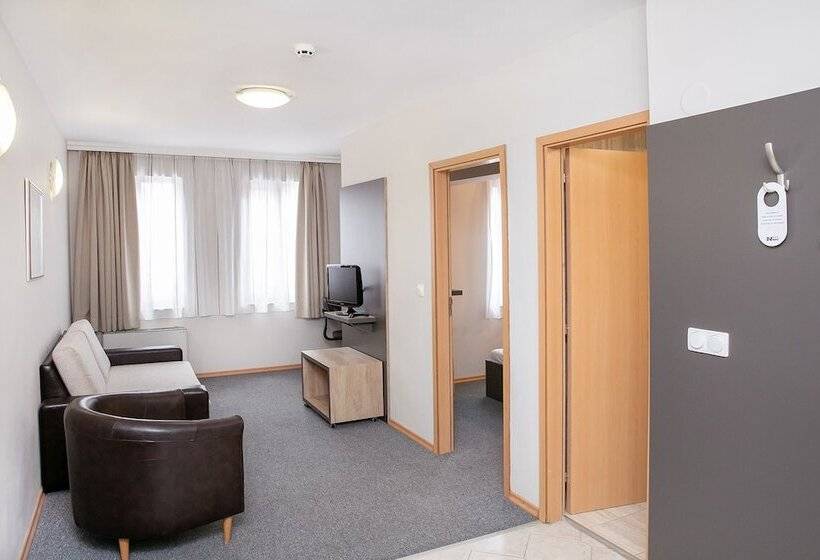 דירת חדר, Niky