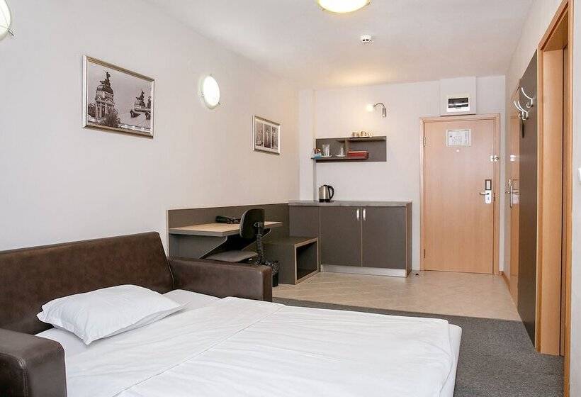 דירת חדר, Niky