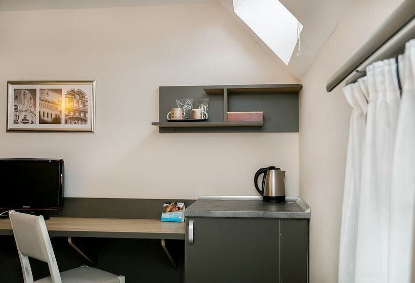 غرفة قياسية, Niky