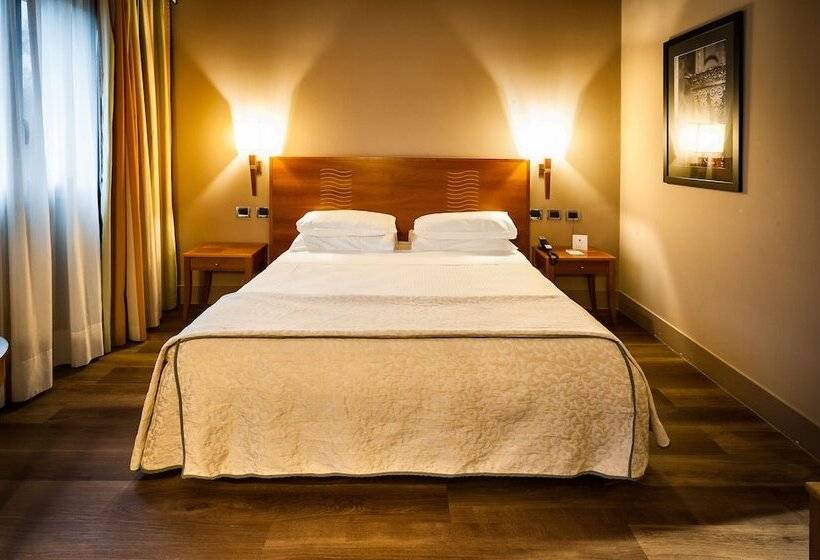 اتاق سوپریور سه تخته, Dei Cavalieri Caserta La Reggia