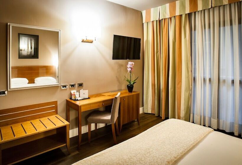 اتاق سوپریور سه تخته, Dei Cavalieri Caserta La Reggia