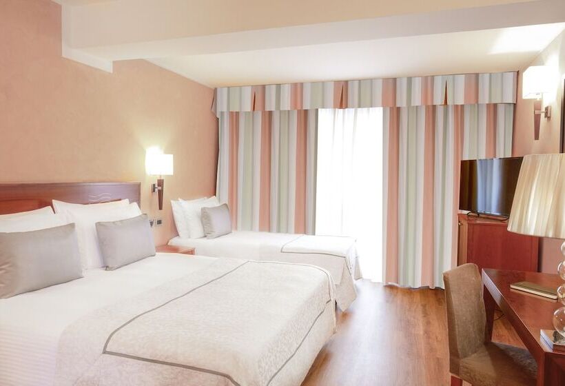 اتاق سوپریور سه تخته, Dei Cavalieri Caserta La Reggia