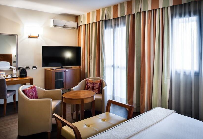 سوییت جونیور با بالکن, Dei Cavalieri Caserta La Reggia