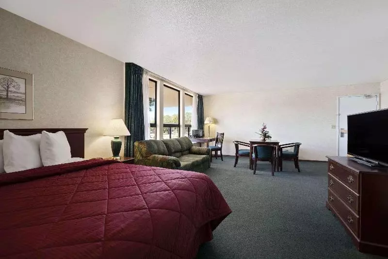キングサイズベッドのスタンダードルーム, La Quinta Inn & Suites By Wyndham San Antonio Riverwalk