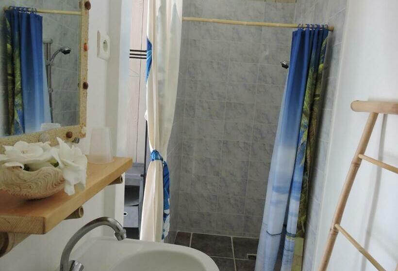 اتاق استاندارد سه نفره, Pension Taitaa Tubuai