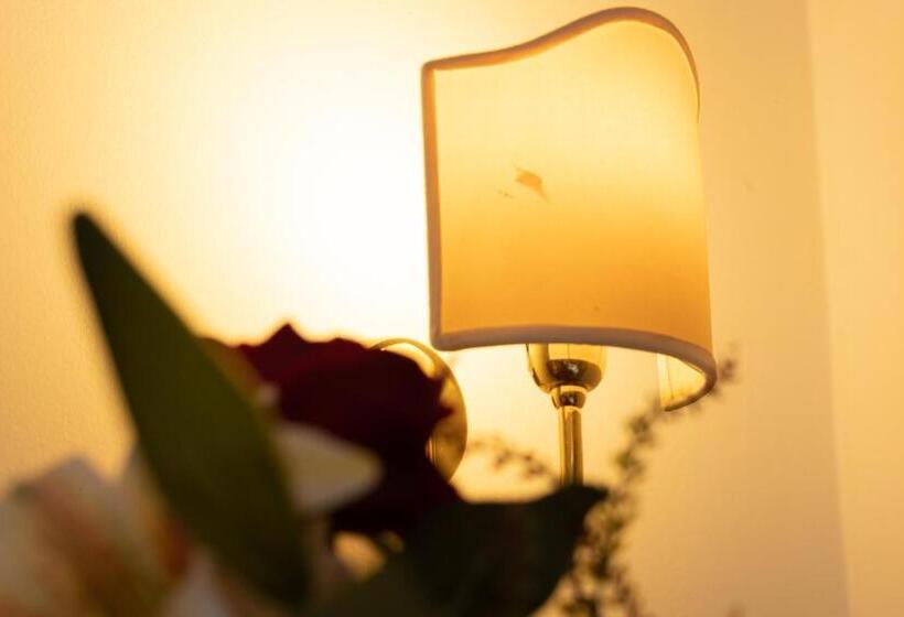 غرفة قياسية ثلاثية مطلة علي حمام السباحة, Grand Hotel Selinunte