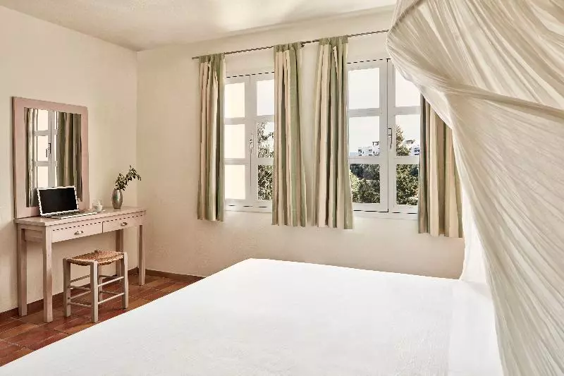 سوییت با چشمانداز دریا, Candia Park Village