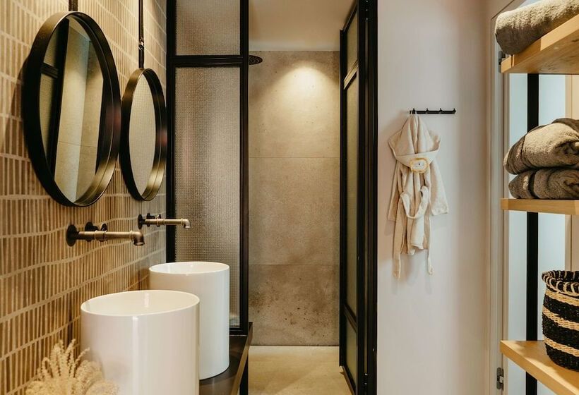 海景套房, Candia Park Village