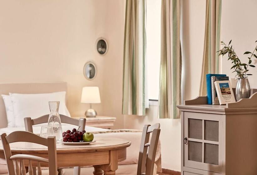 家庭公寓, Candia Park Village