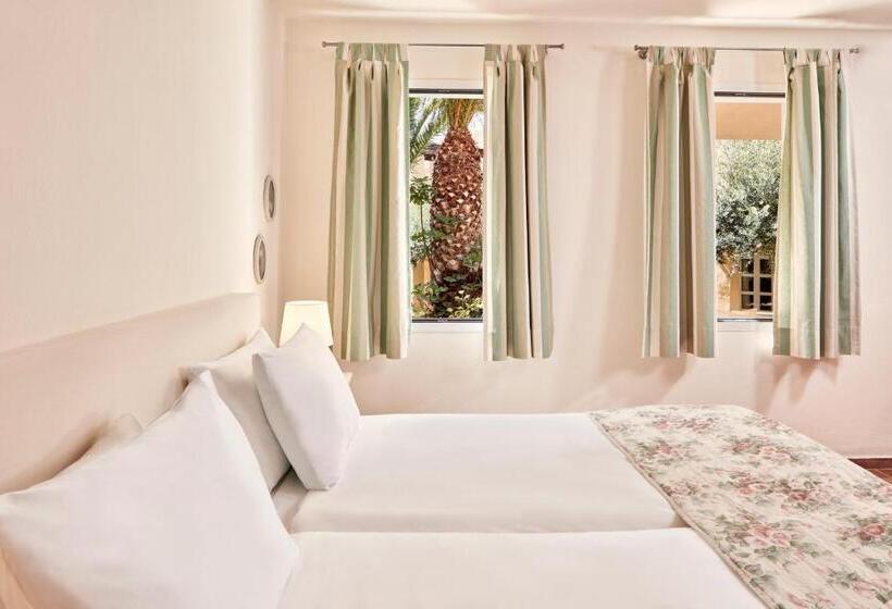 Family flat with garden view, Candia Park Village