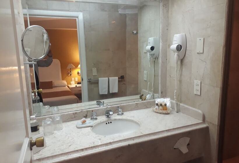 סוויטת ג'וניור, Country Plaza