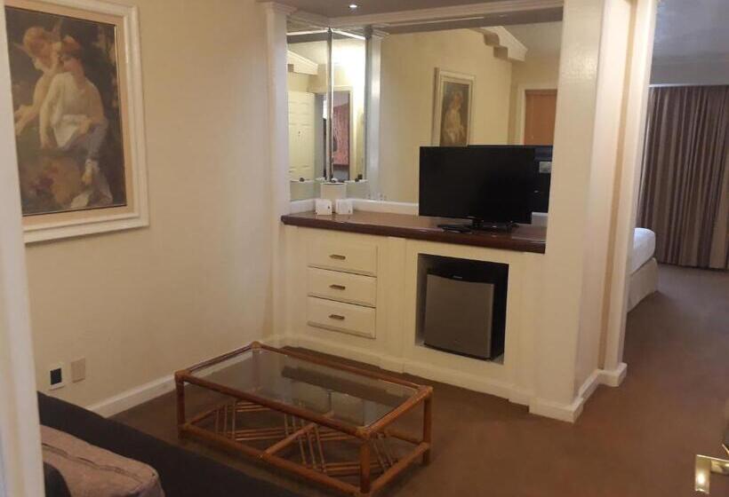 סוויטת ג'וניור, Country Plaza