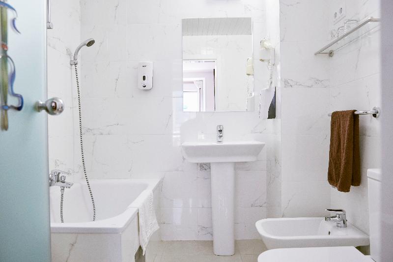 اتاق استاندارد یک نفره, Dato