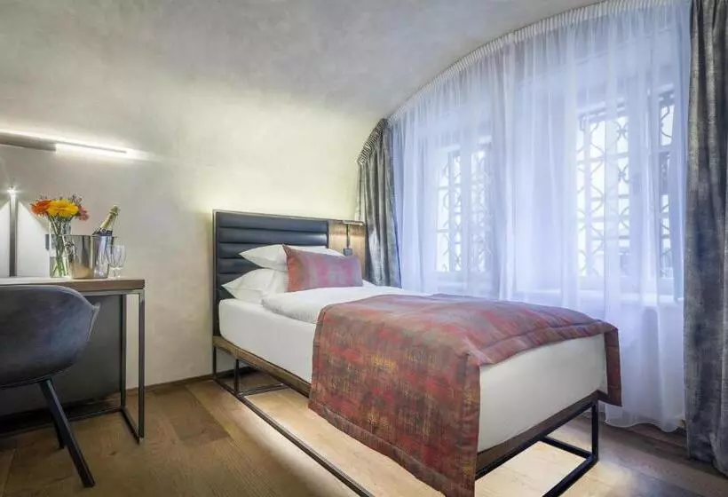 Quarto Estandar Individual, Waldstein
