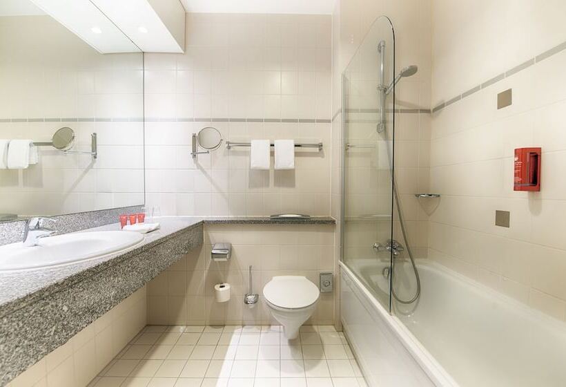 Номер Superior, Leonardo Hotel Düsseldorf City Center