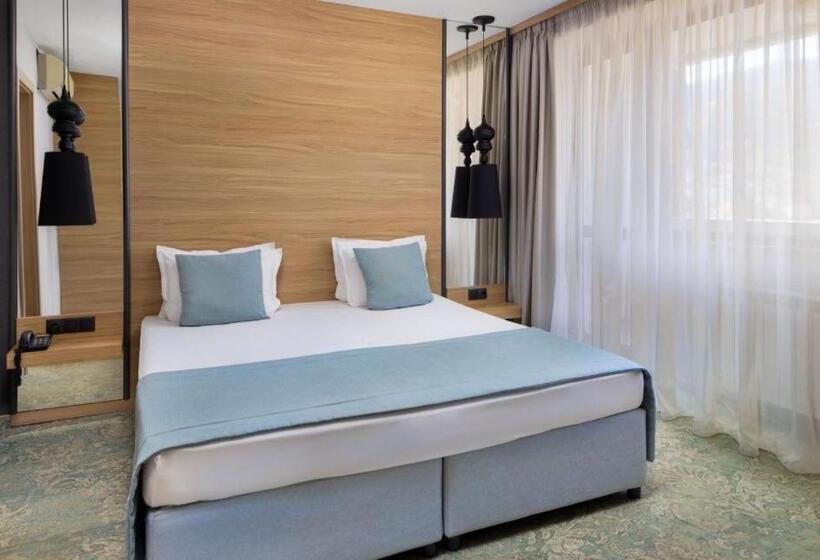 جناح مزوَّد بشرفة, Devin Spa