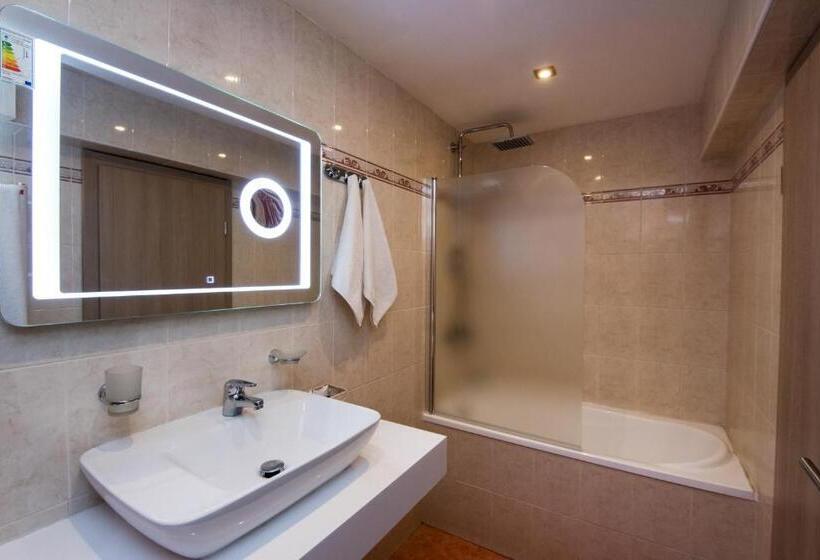 جناح مزوَّد بشرفة, Devin Spa