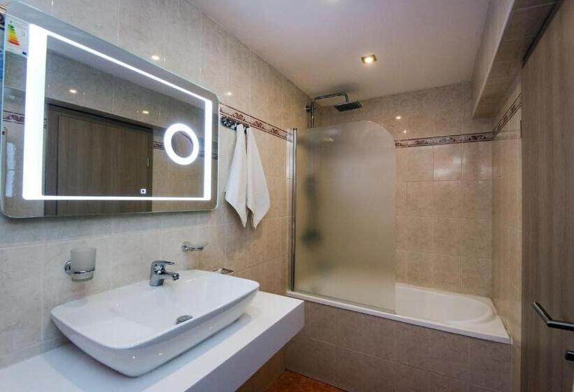 جناح مزوَّد بشرفة, Devin Spa