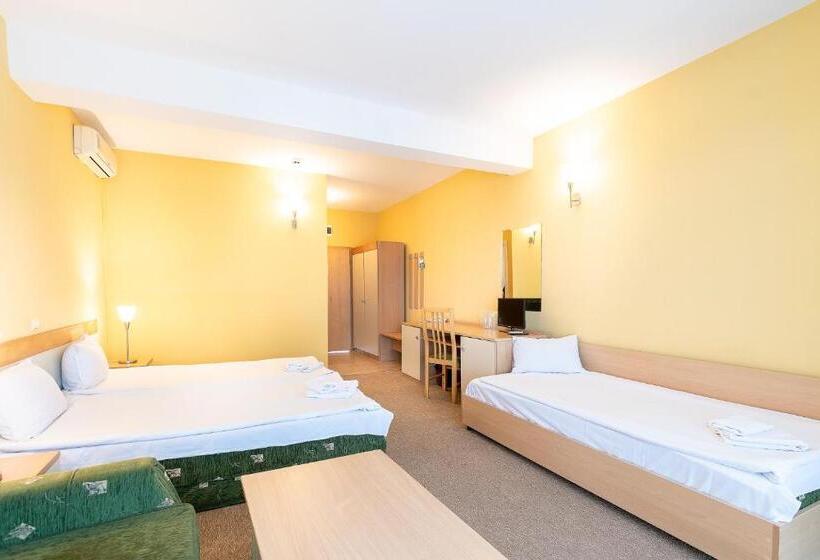 חדר סטנדרט לשלושה עם מרפסת, Juli