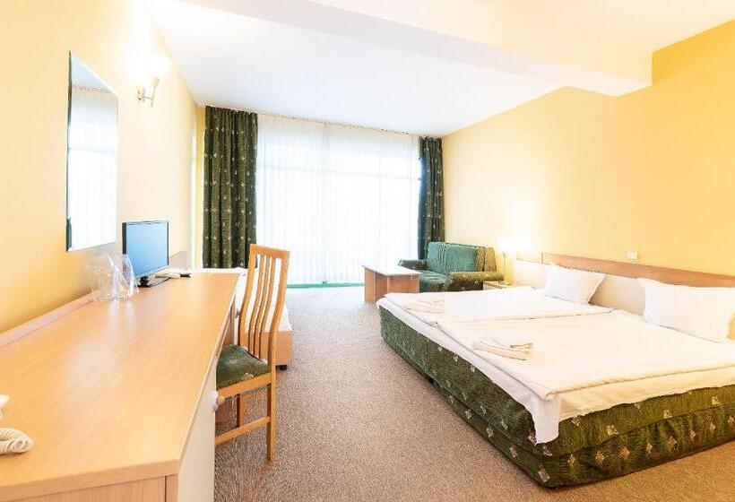 חדר סטנדרט לשלושה עם מרפסת, Juli