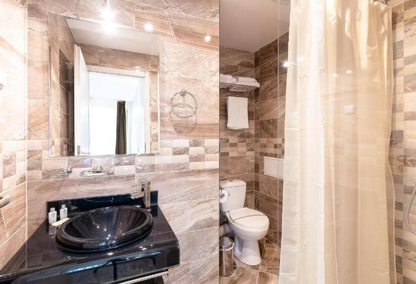 סוויטת ג'וניור עם מרפסת, Juli