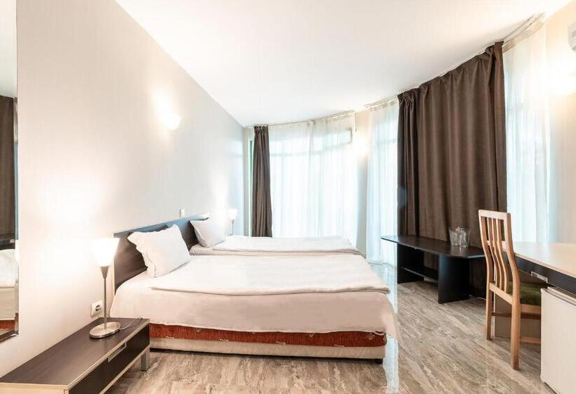 סוויטת ג'וניור עם מרפסת, Juli