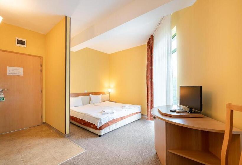 חדר משפחתי, Juli