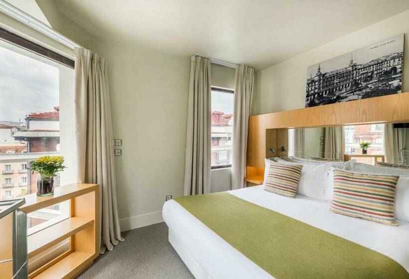 سوییت دوبلکس, Room Mate Alicia