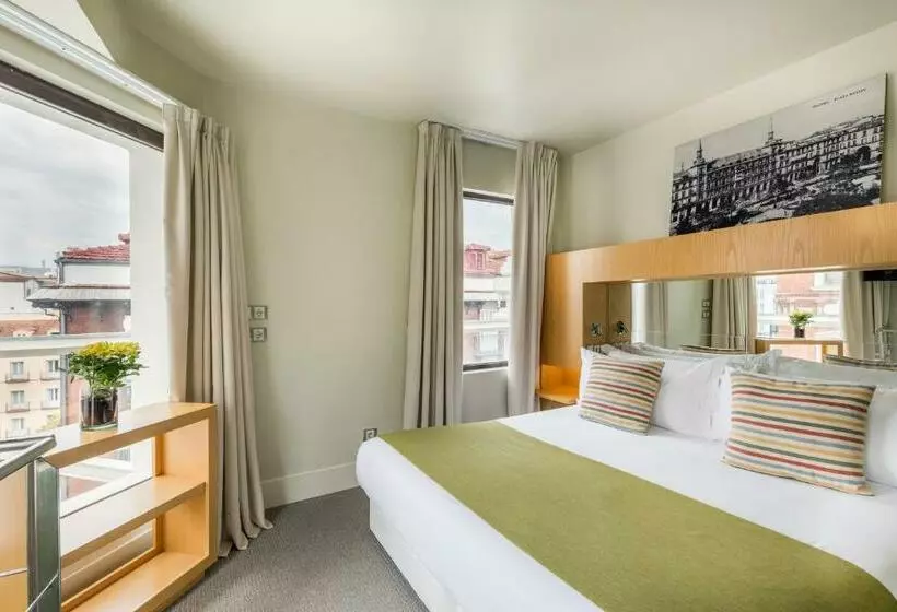 سوییت دوبلکس, Room Mate Alicia