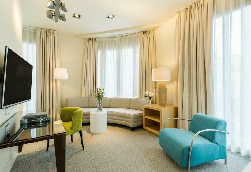 سوییت جونیور, Room Mate Alicia