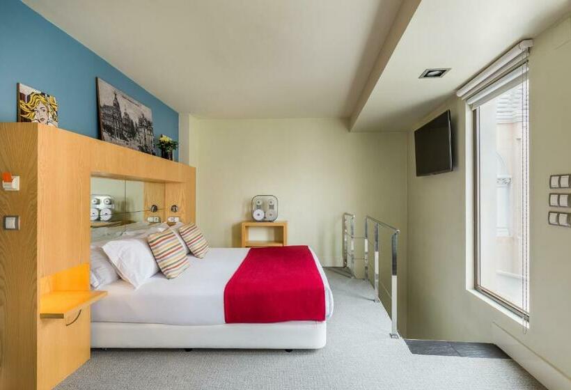 سوییت دوبلکس, Room Mate Alicia