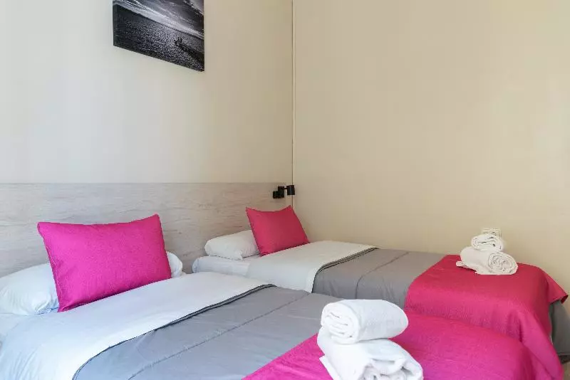 اتاق استاندارد با سرویس بهداشتی مشترک, Red Nest Hostel