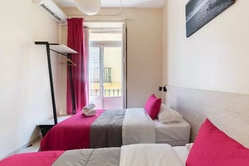اتاق استاندارد با سرویس بهداشتی مشترک, Red Nest Hostel
