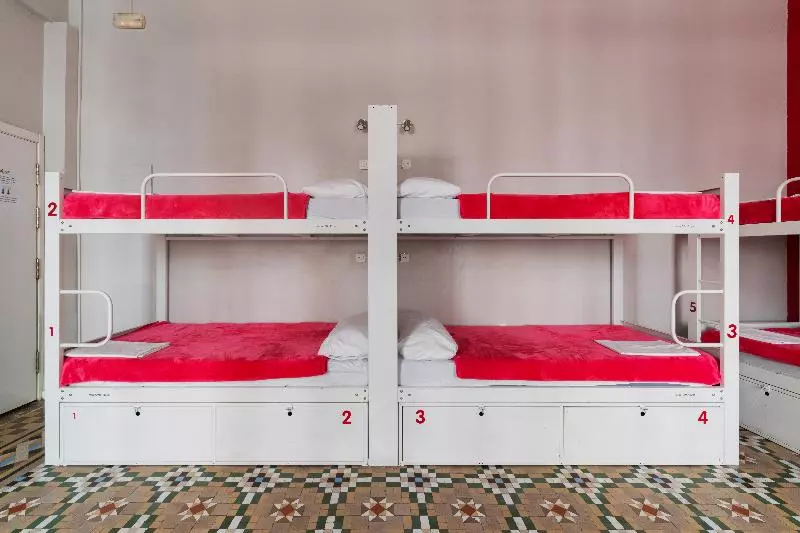 تختخواب در اتاق مشترک, Red Nest Hostel