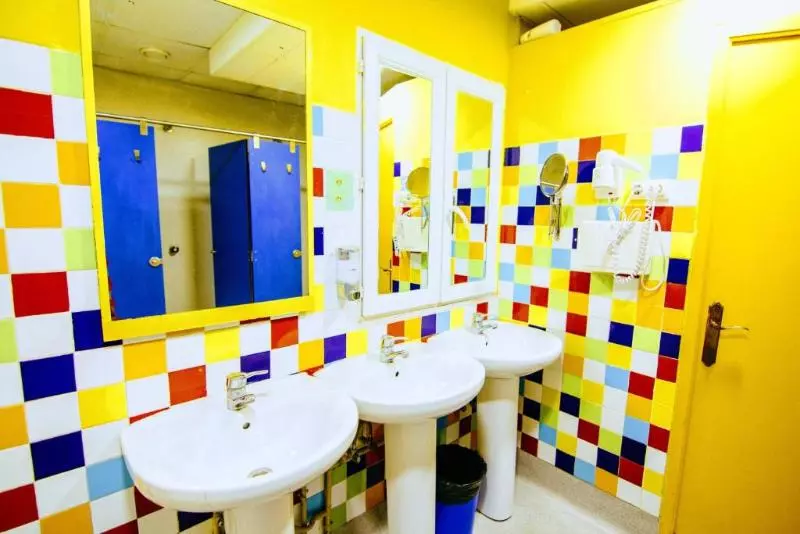 تختخواب در اتاق مشترک, Red Nest Hostel