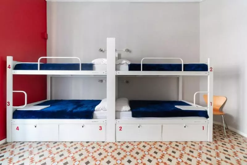 تختخواب در اتاق مشترک, Red Nest Hostel