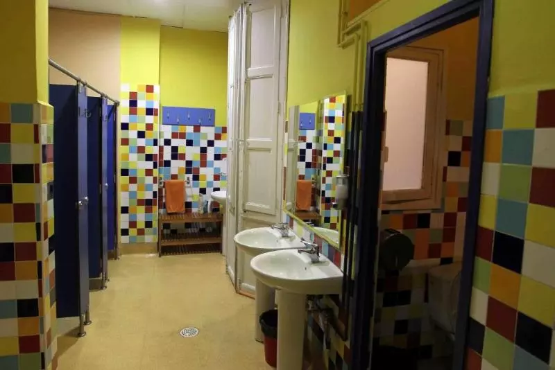 تختخواب در اتاق مشترک, Red Nest Hostel