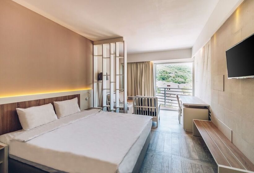 اتاق خانوادگی, Carine Hotel Delfin