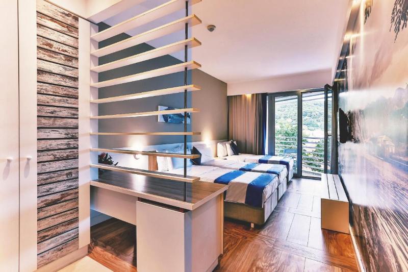 اتاق خانوادگی, Carine Hotel Delfin