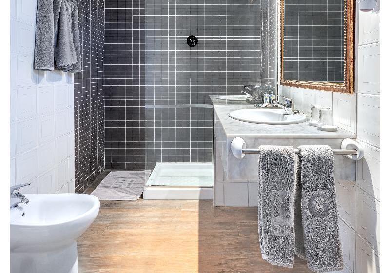 اتاق خانوادگی, Carine Hotel Delfin