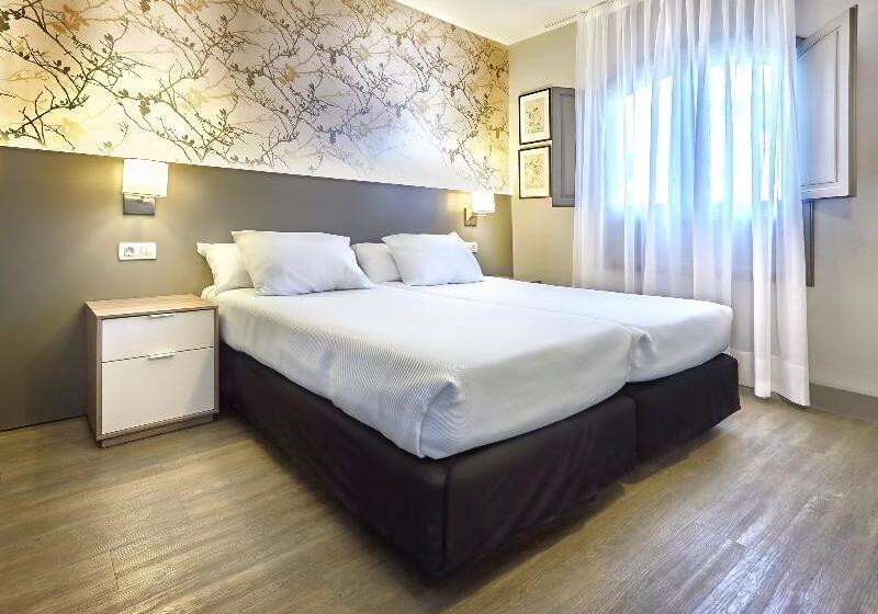 اتاق خانوادگی, Carine Hotel Delfin