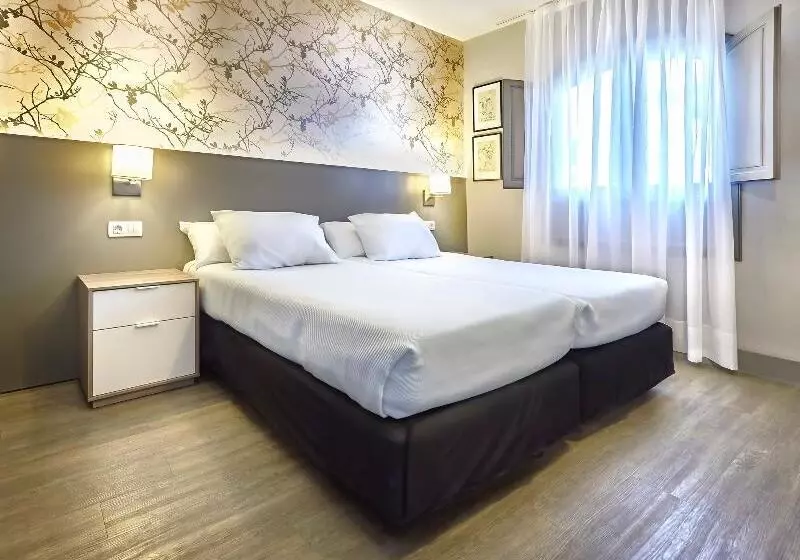 اتاق خانوادگی, Carine Hotel Delfin