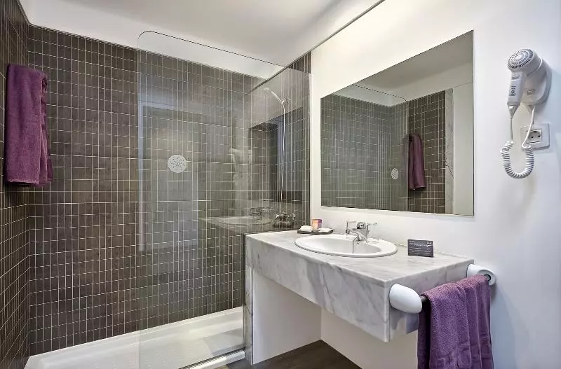 اتاق خانوادگی, Carine Hotel Delfin