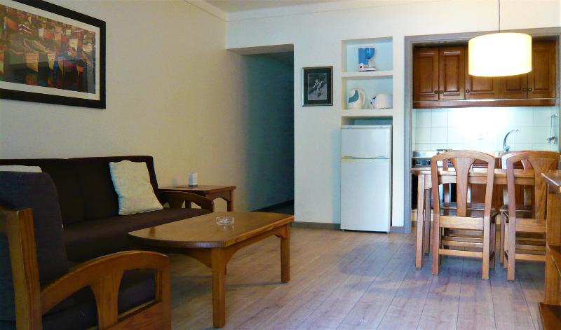 اتاق خانوادگی, Carine Hotel Delfin