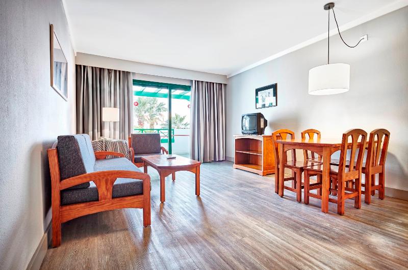 اتاق خانوادگی, Carine Hotel Delfin