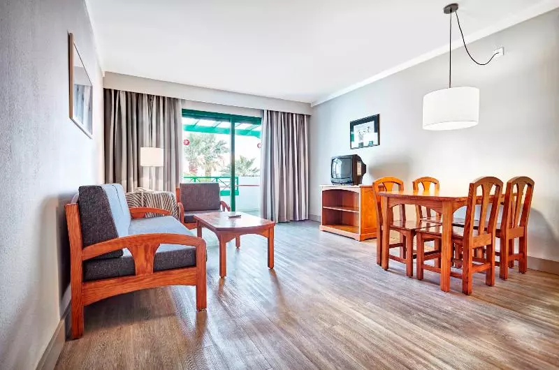 اتاق خانوادگی, Carine Hotel Delfin